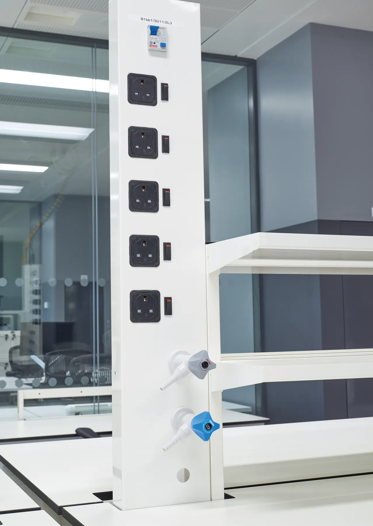 smartlab-masts2 Service mast tted to bench - can be located on right or left hand side as required