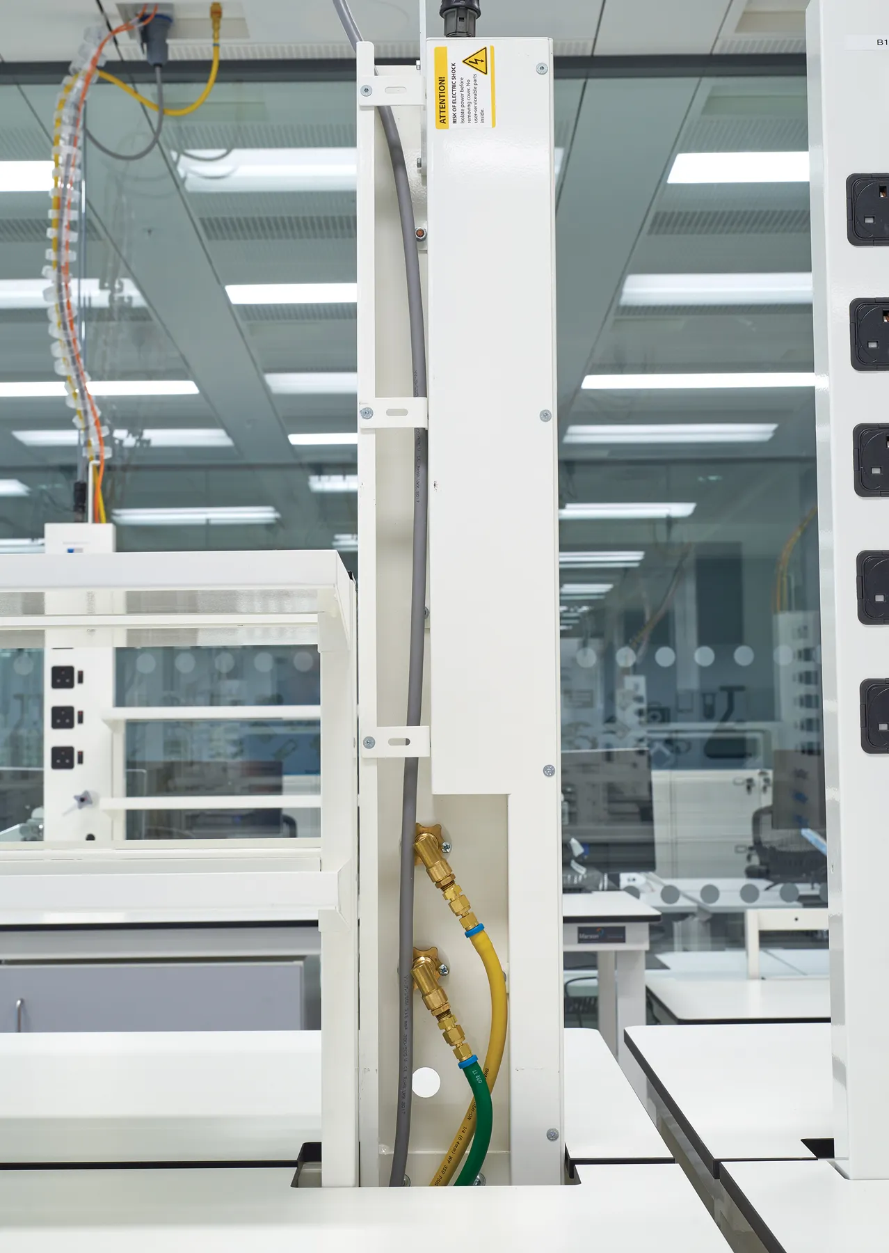 smartlab-masts3 Open access rear chamber for service provision flexibility