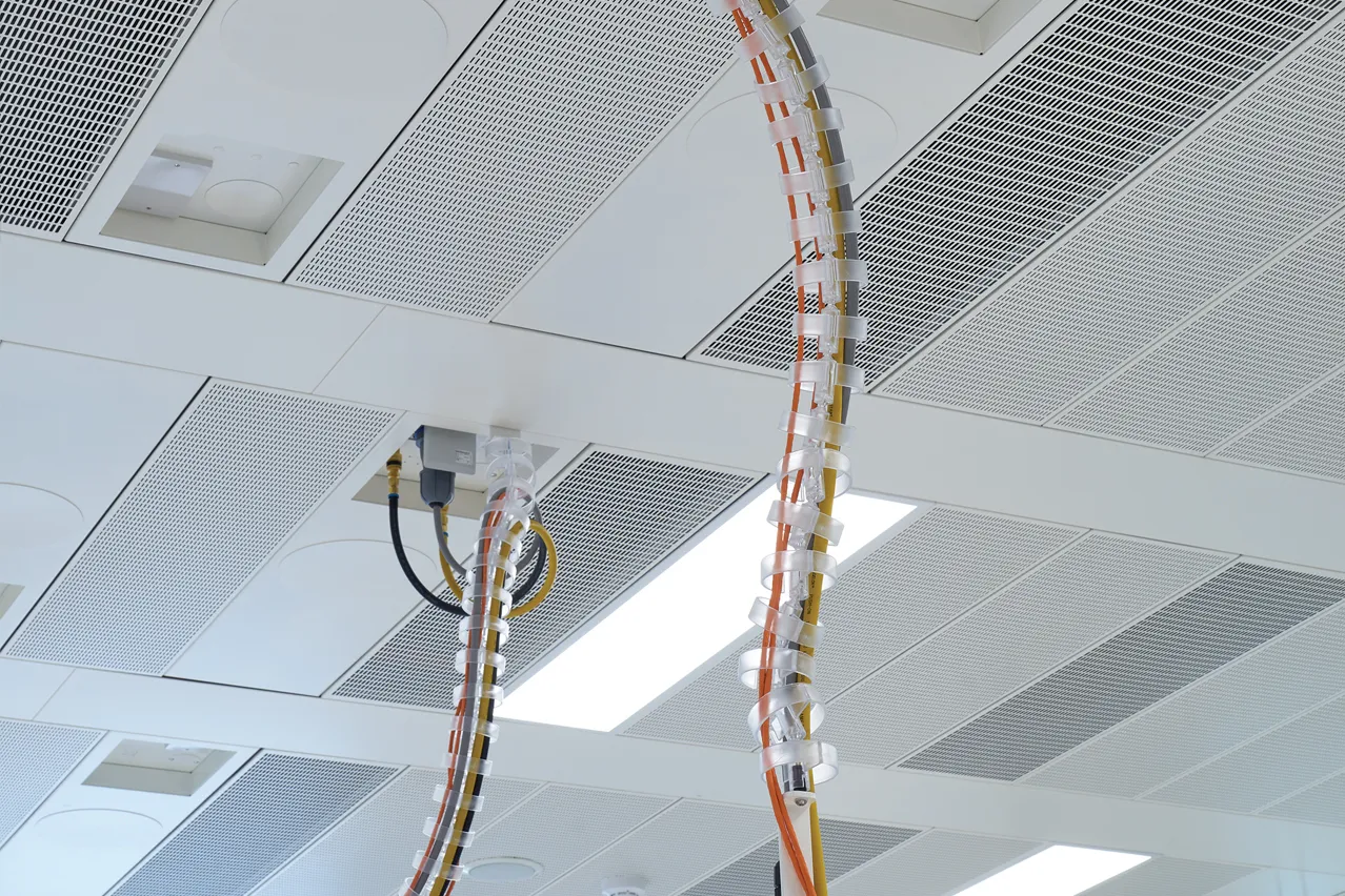 smartlab-masts1 Flexible service connections into ceiling infrastructure